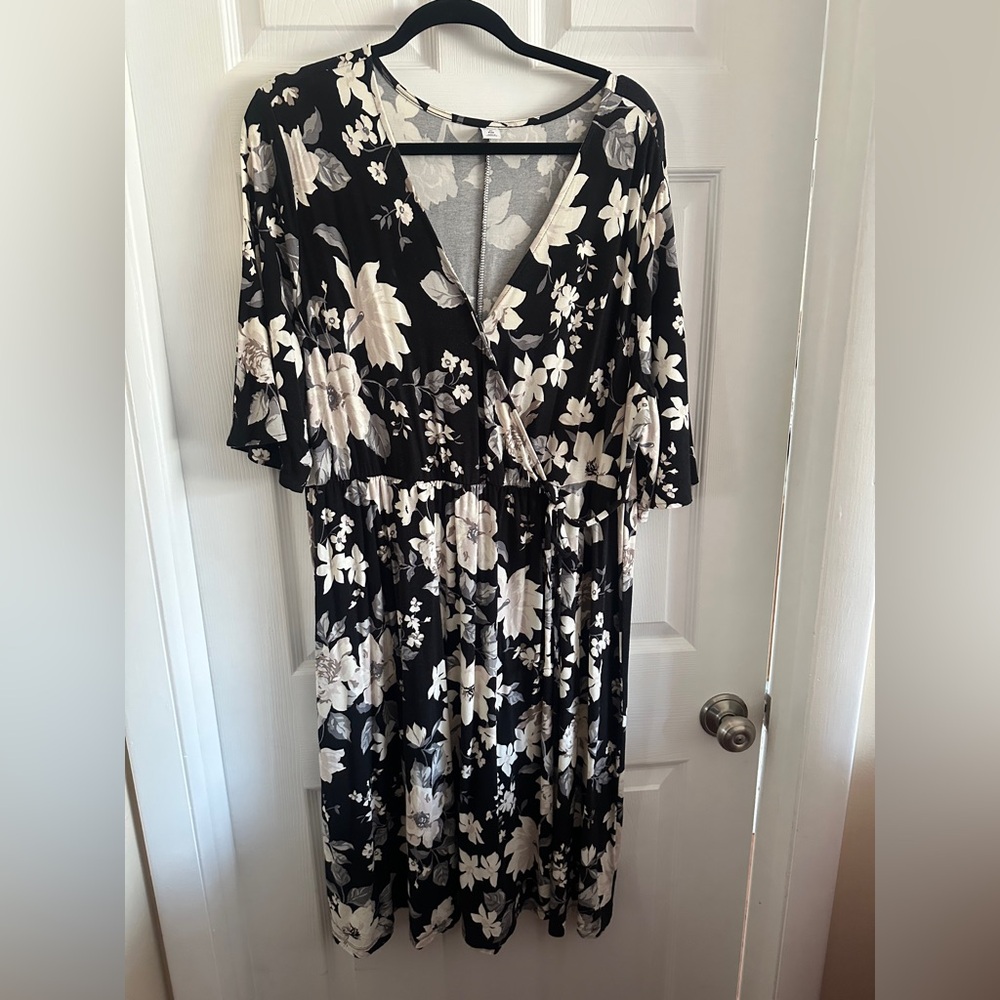 Black and Cream Floral Midi Dress (2X)